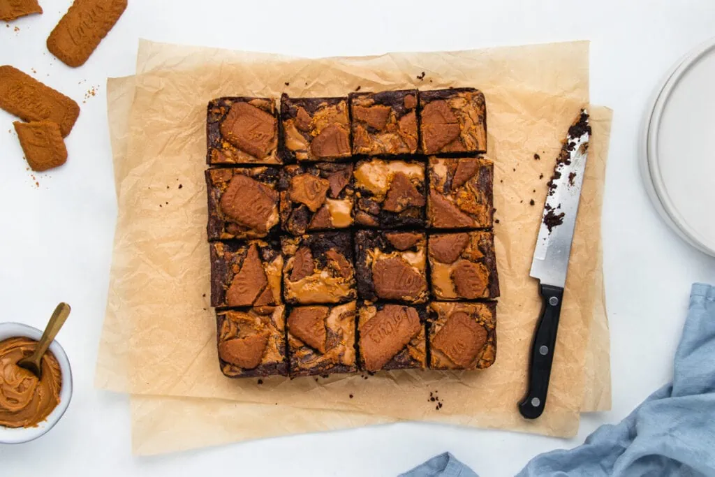 Biscoff Brownies Recipe - Slicing on baking paper