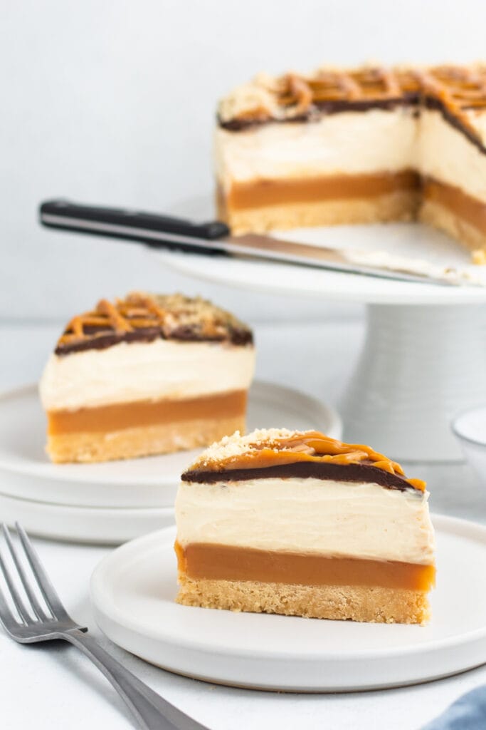 Millionaire's Cheesecake Recipe -  slices and cheesecake on a stand