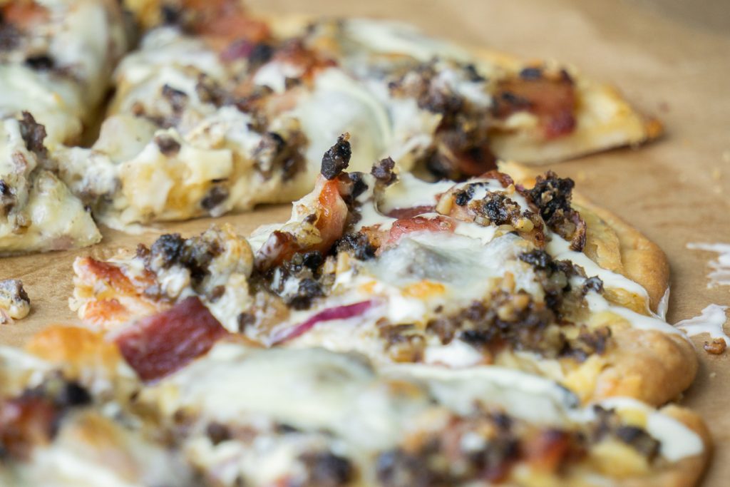 Haggis pizza with whisky sauce